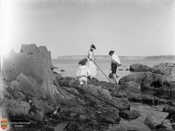 Mujer y niños en los “Arrecifes de los Palos” (1896) Gelatino-bromuro 